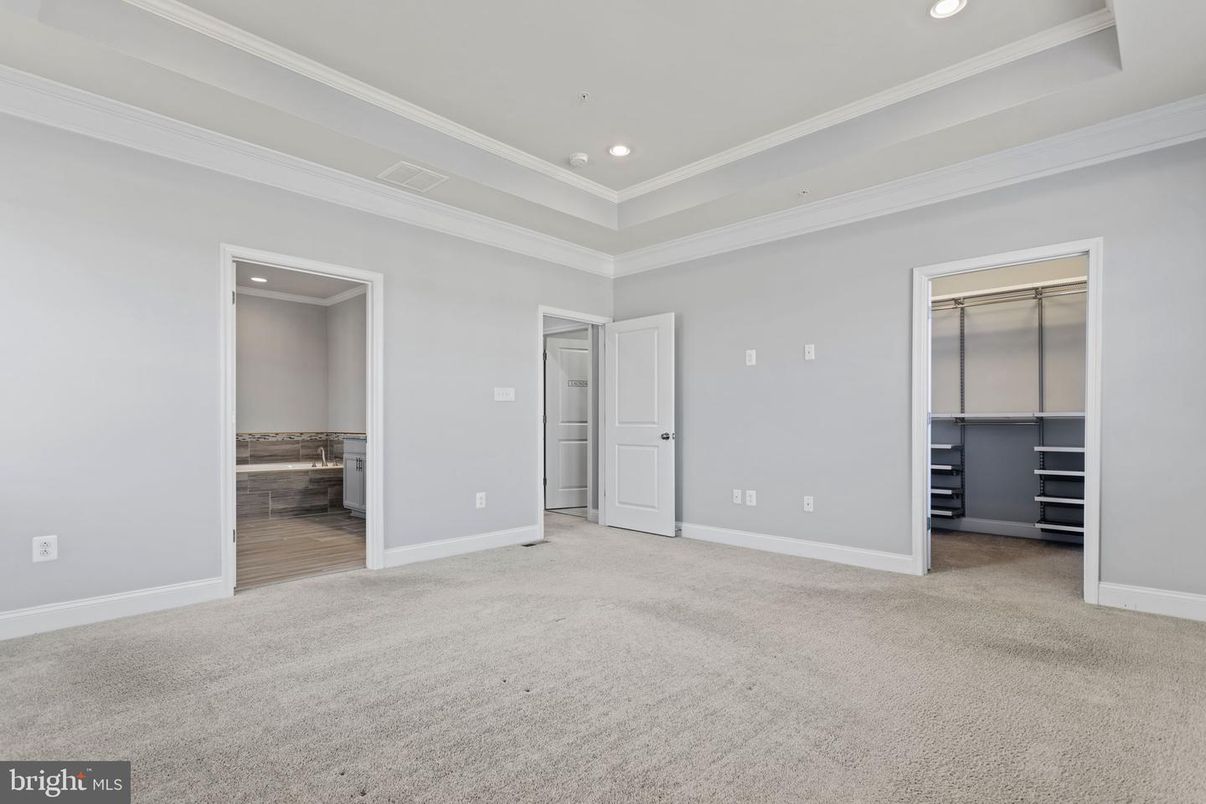 Empty room, Interior, Recessed Lighting, Walk-in Closets