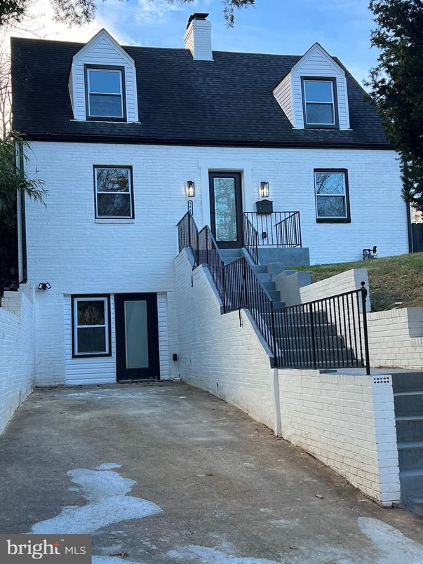 Attached, Exterior, Facade, Cape Cod