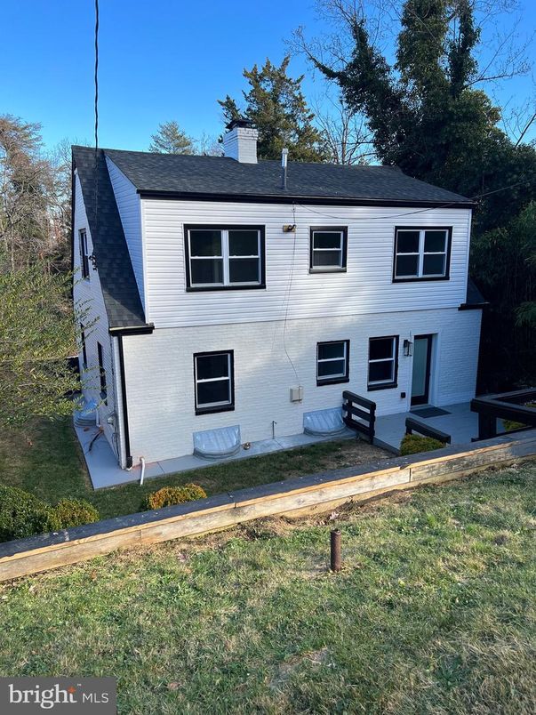 Backyard, Exterior, Facade, Raised Ranch