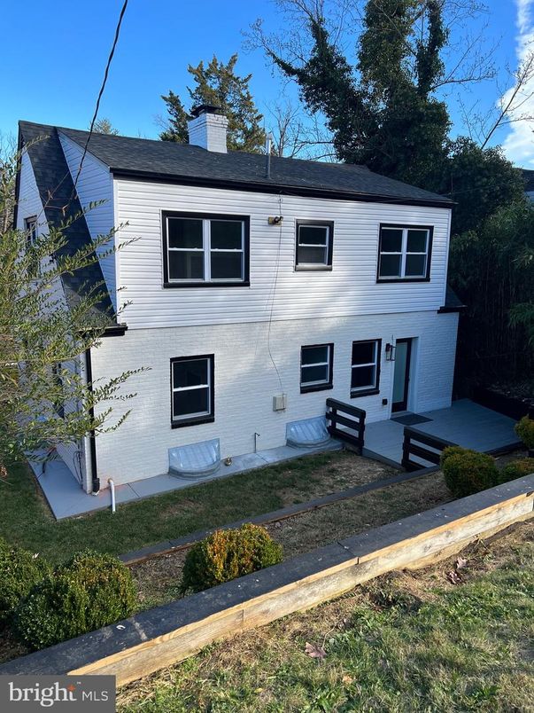Backyard, Exterior, Facade, Raised Ranch