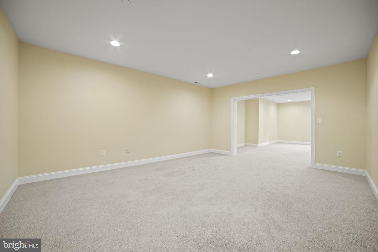 Empty room, Interior, Recessed Lighting