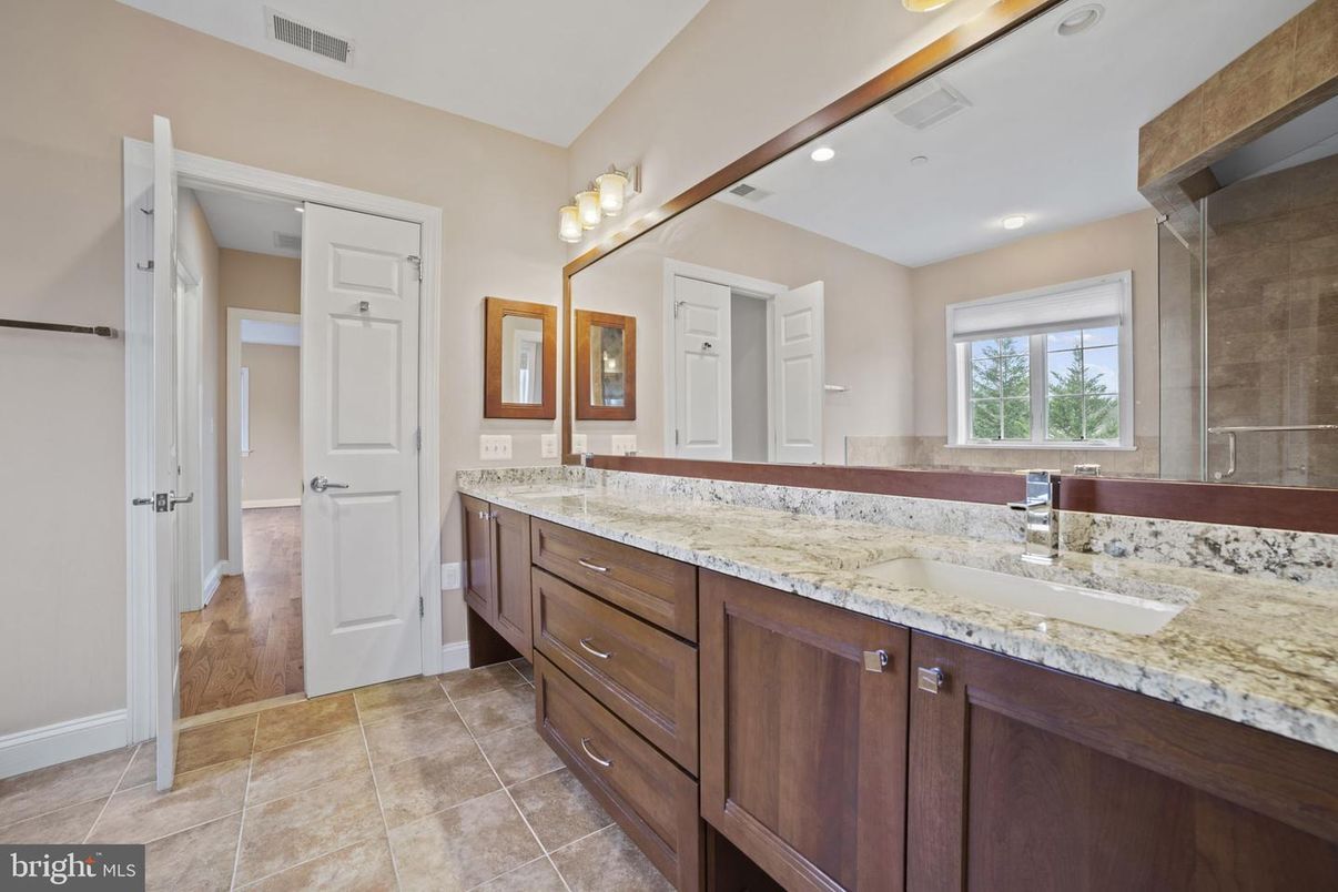 Bathroom, Dual Sink Vanities, Interior, Recessed Lighting