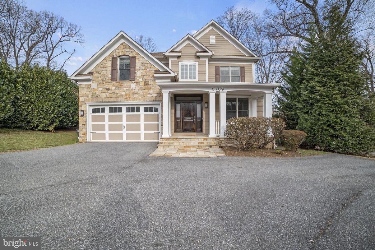 Attached, Exterior, Facade, Farmhouse