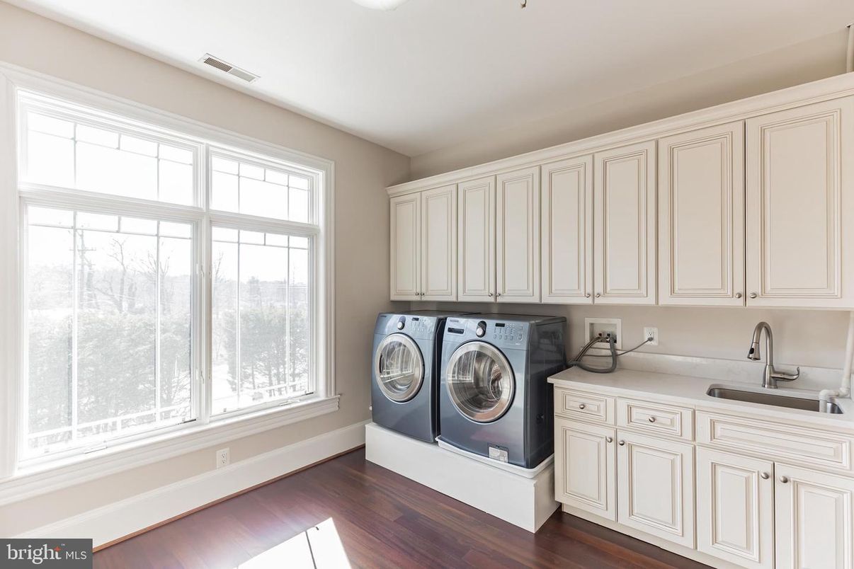 Interior, Washer, Wood Texture Flooring