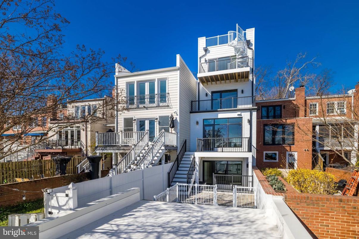 Exterior, Facade, Brick Facade, Rowhouse