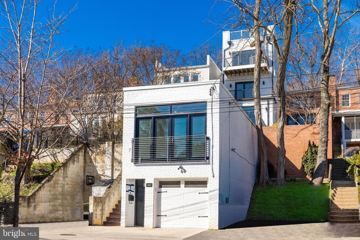 Attached, Exterior, Facade, Rowhouse