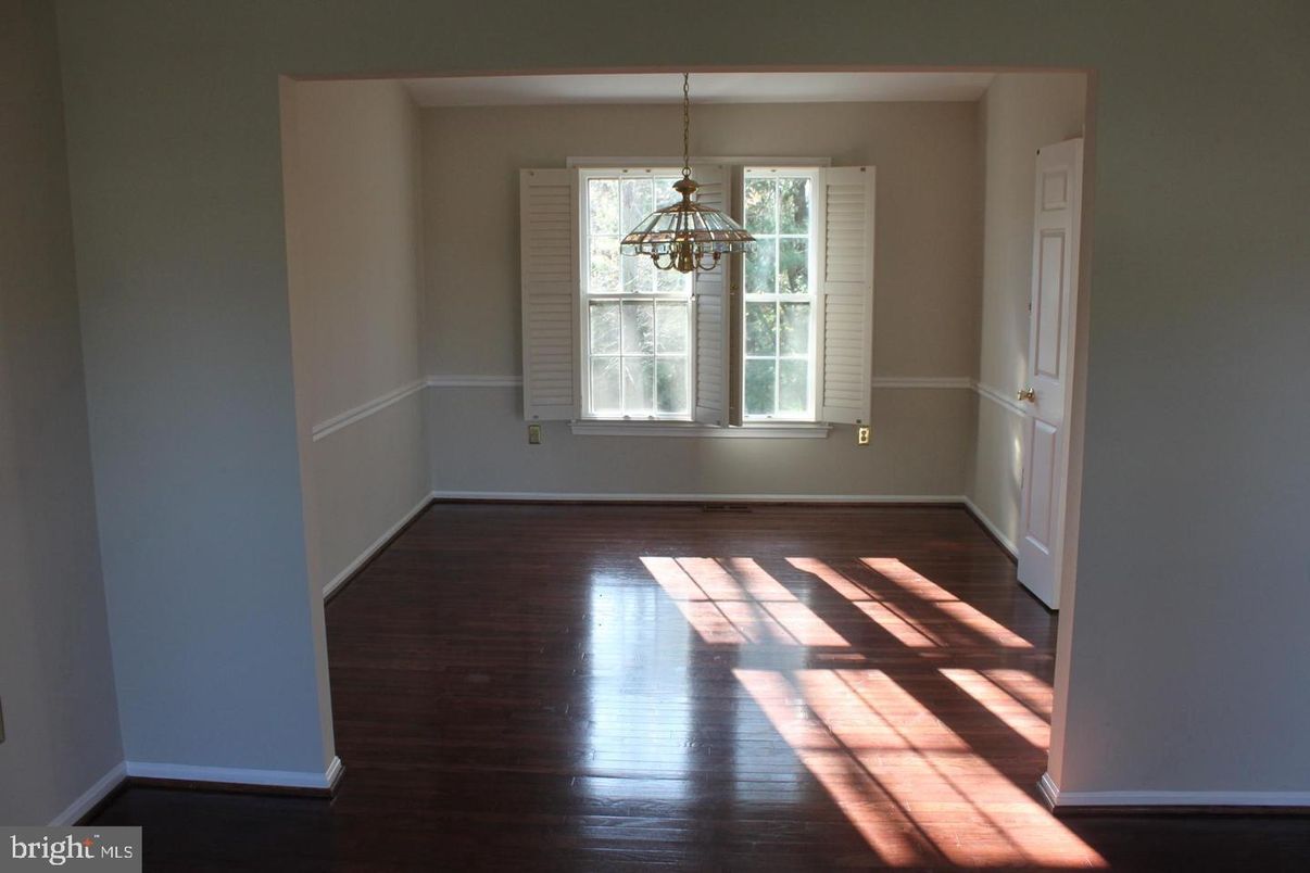 Empty room, Interior, Pendant Lights, Wood Texture Flooring