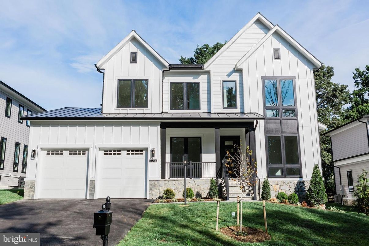 Attached, Exterior, Facade, Farmhouse