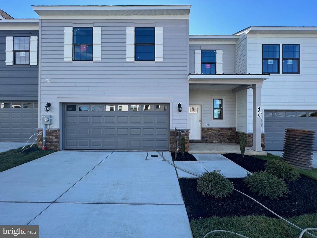 Attached, Exterior, Facade, Rowhouse