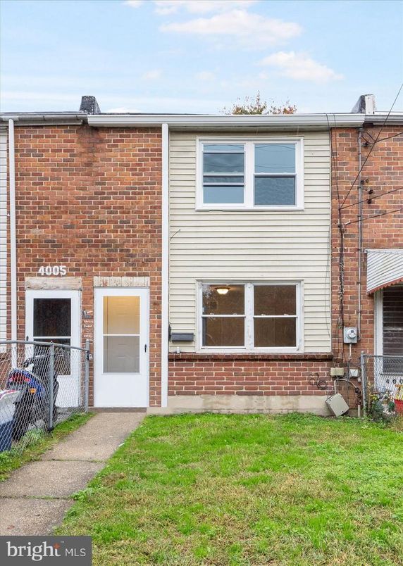 Exterior, Facade, Brick Facade, Rowhouse
