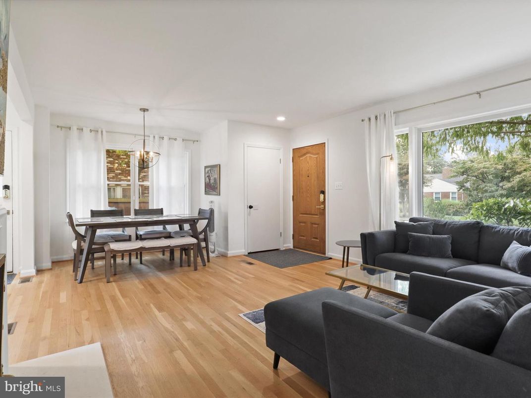 Dining room, Interior, Living room, Pendant Lights, Recessed Lighting, Wood Texture Flooring