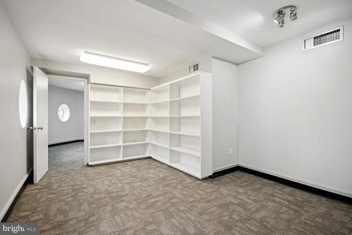 Empty room, Interior, Walk-in Closets
