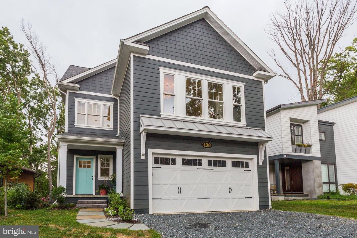 Attached, Exterior, Facade, Farmhouse