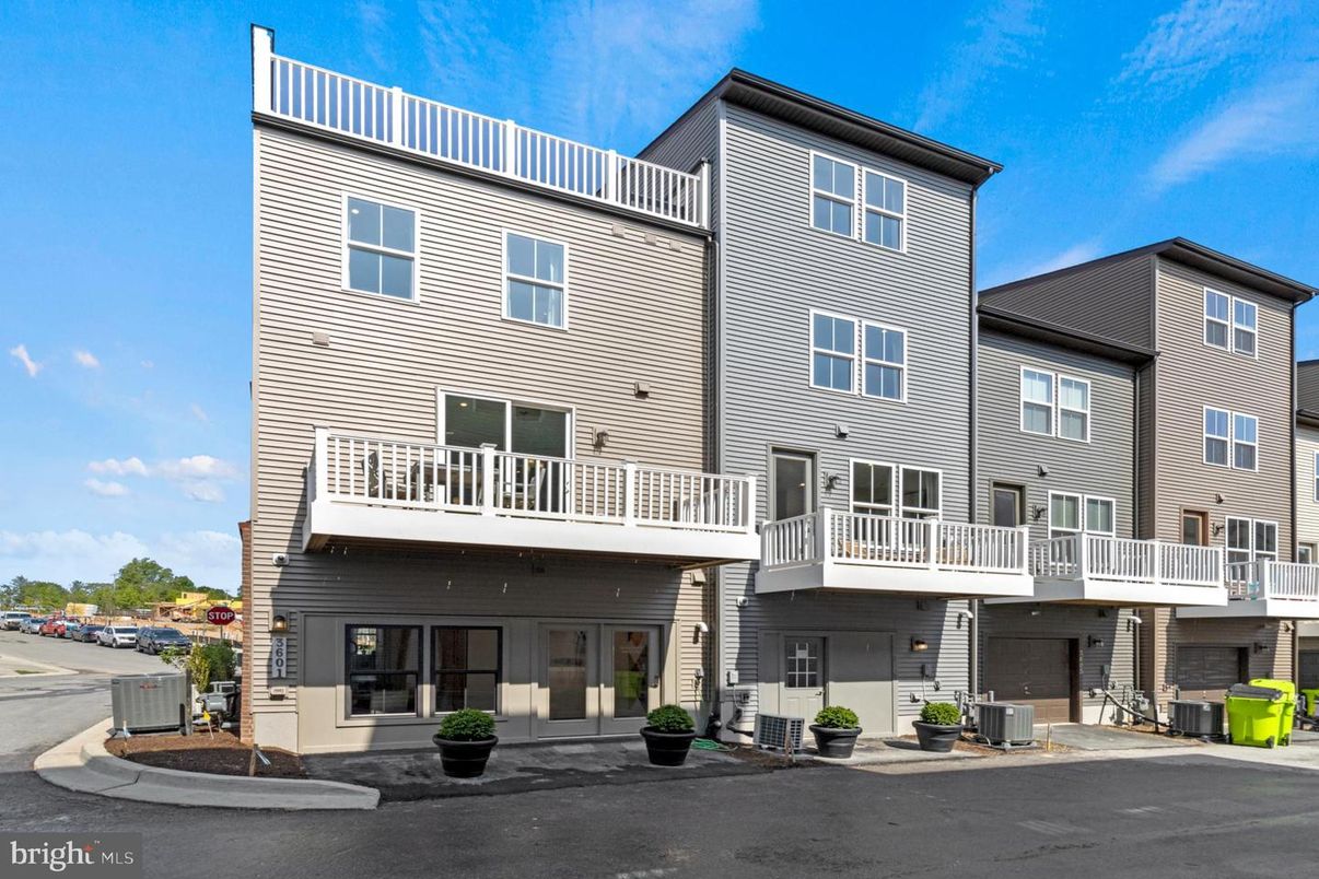 Exterior, Facade, Rowhouse