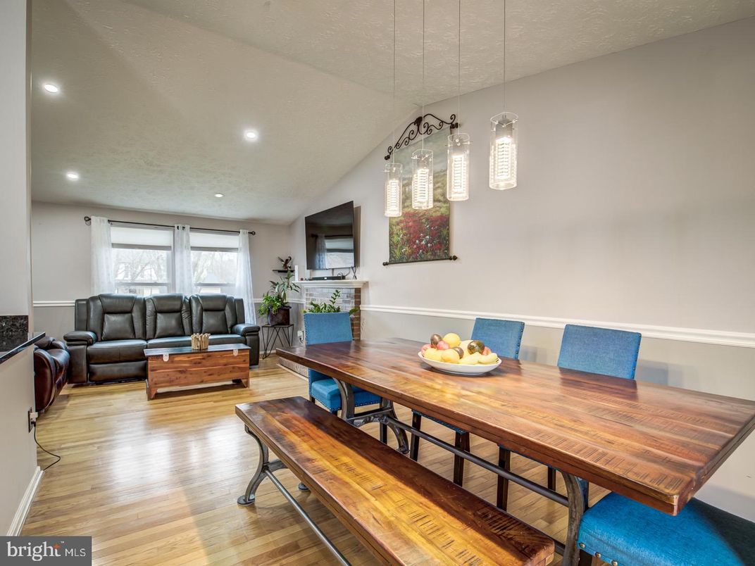 Dining room, Interior, Living room, Pendant Lights, Recessed Lighting, Wood Texture Flooring