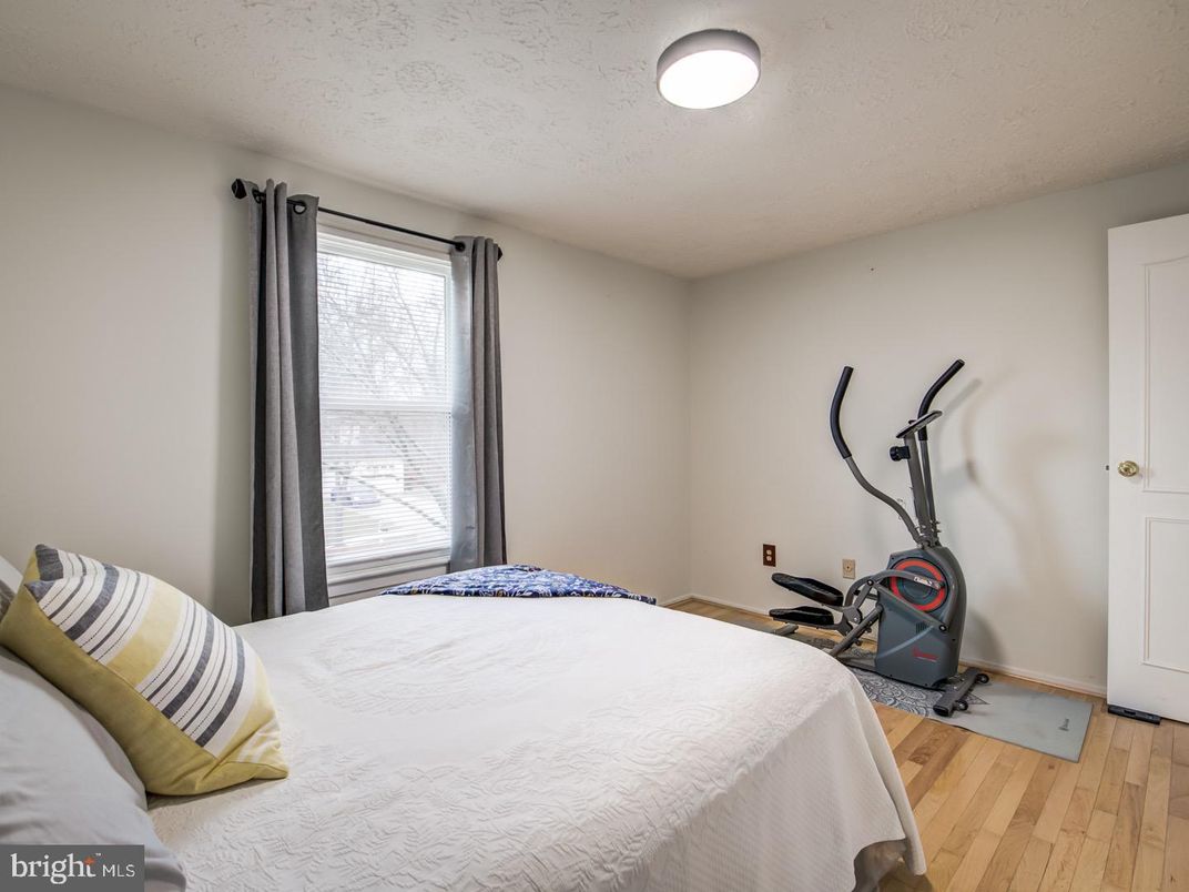 Bedroom, Fitness Equipment, Interior, Wood Texture Flooring