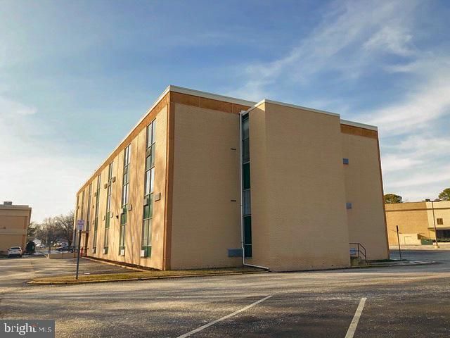 Exterior, Facade, Modern