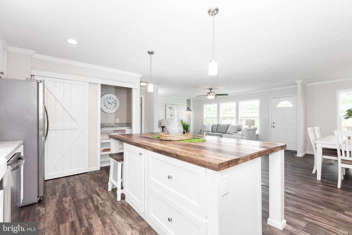 Dining room, Interior, Kitchen, Pendant Lights, Recessed Lighting, Wood Texture Flooring