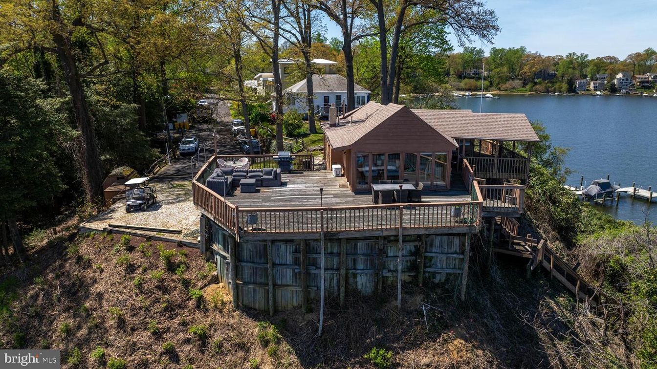 Exterior, Lake