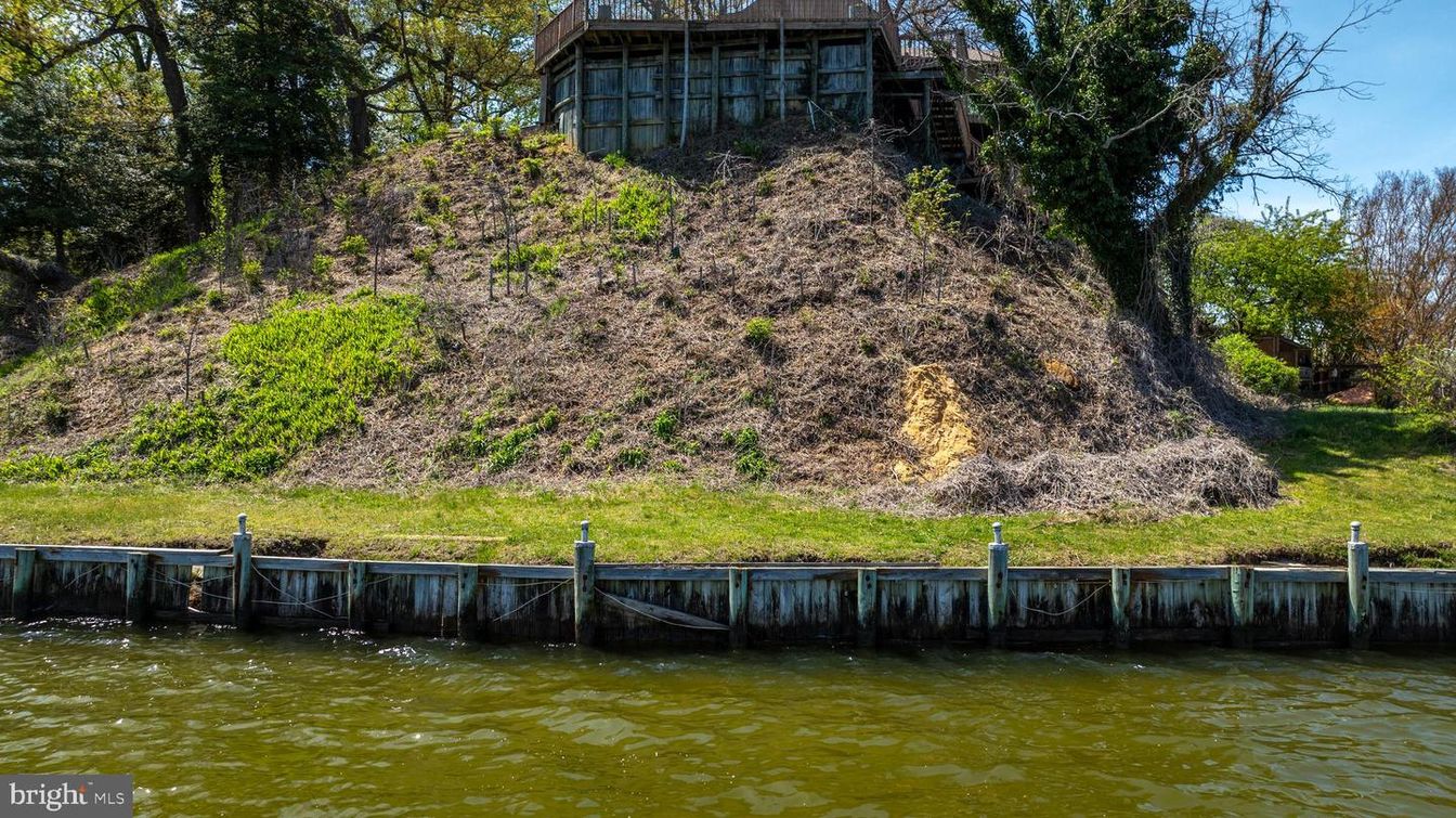 Exterior, Lake