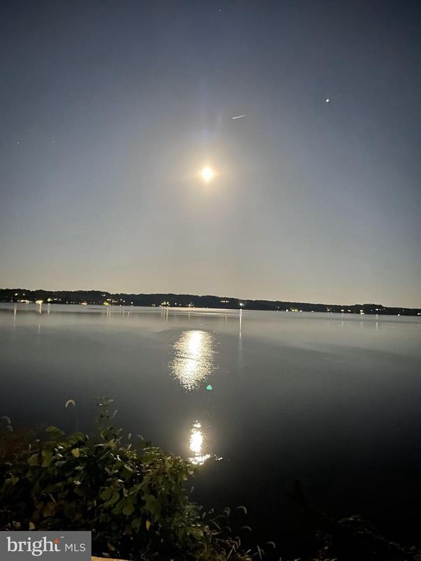 Exterior, Lake