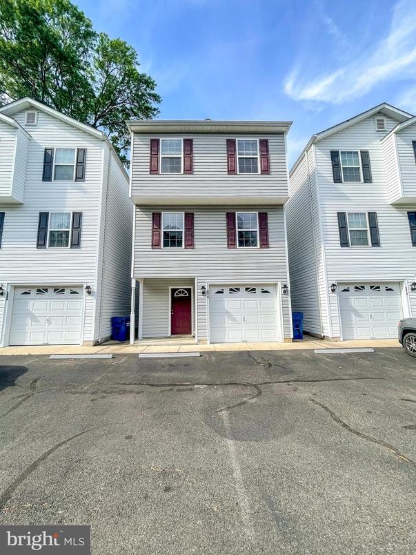 Attached, Exterior, Facade, Rowhouse