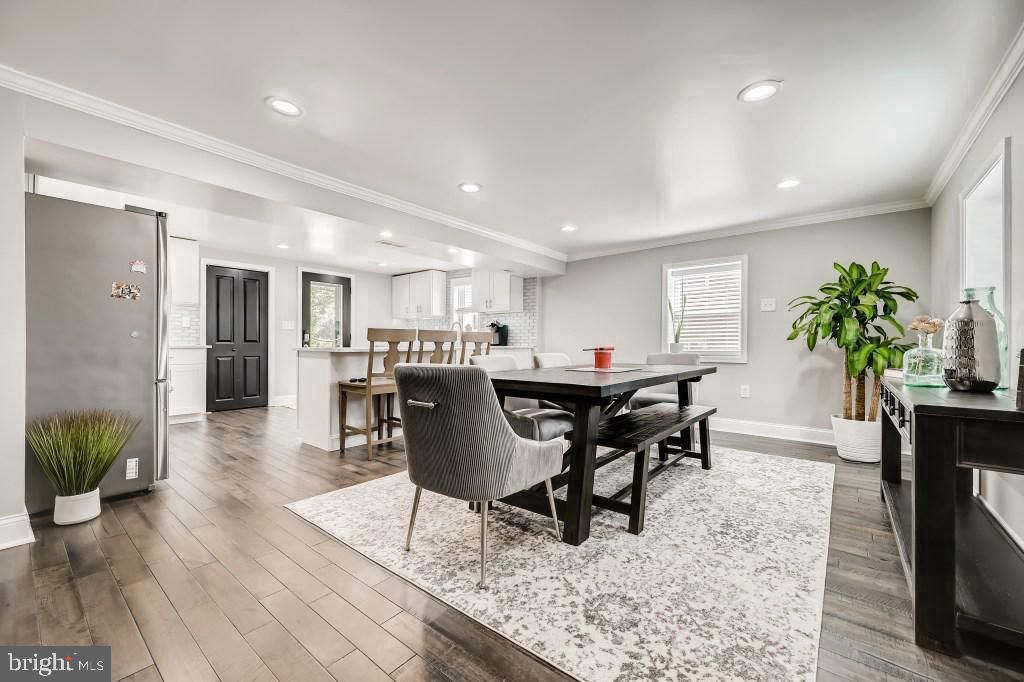 Dining room, Interior, Kitchen, Recessed Lighting, Wood Texture Flooring