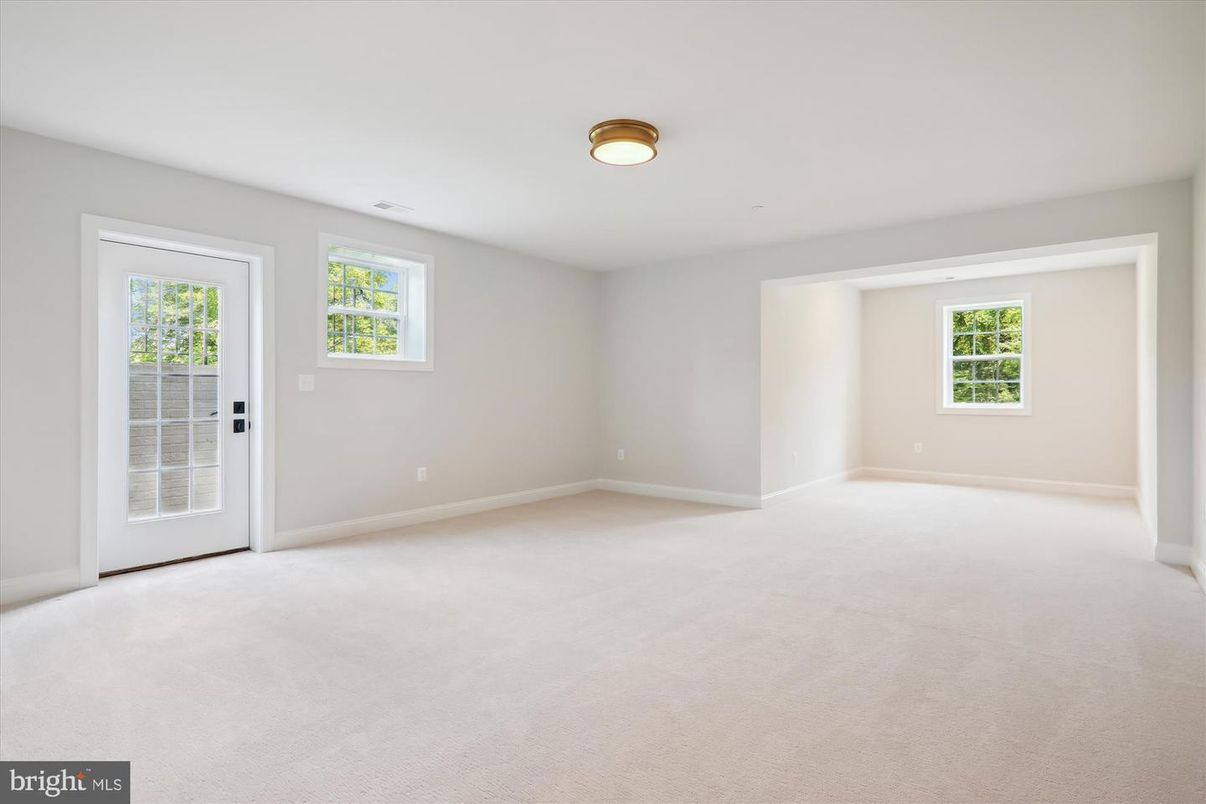 Empty room, Interior