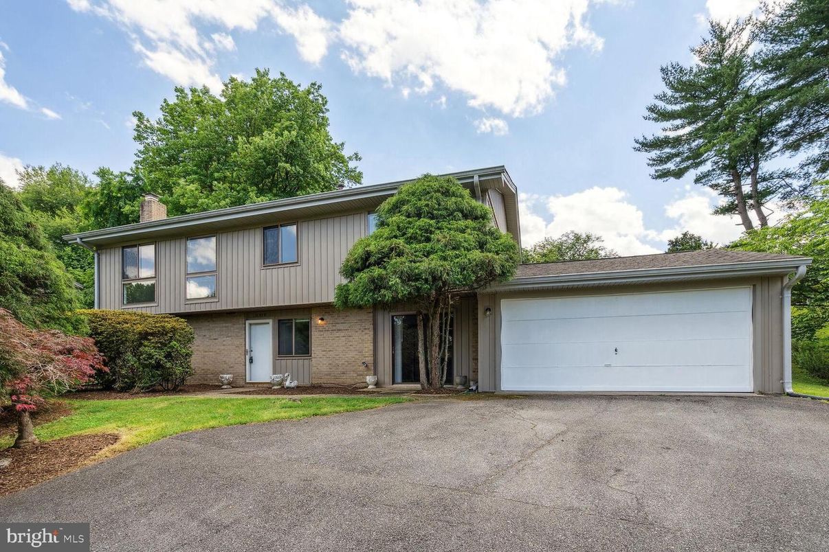 Attached, Exterior, Facade, Brick Facade, Raised Ranch
