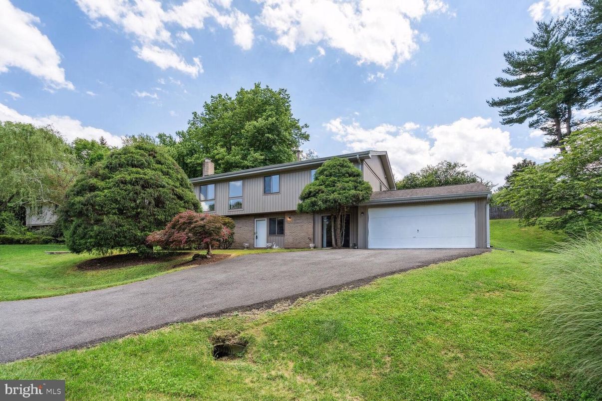 Attached, Backyard, Exterior, Facade, Brick Facade, Raised Ranch