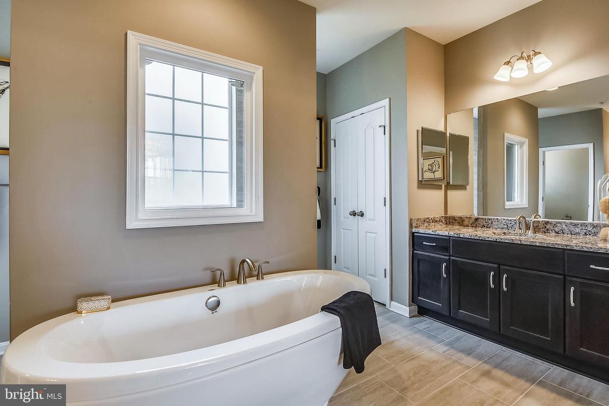 Bathroom, Dual Sink Vanities, Interior