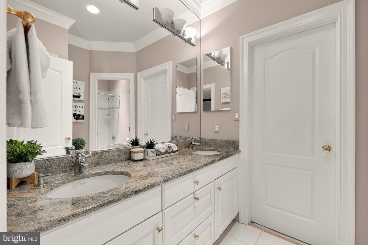 Bathroom, Dual Sink Vanities, Interior, Recessed Lighting