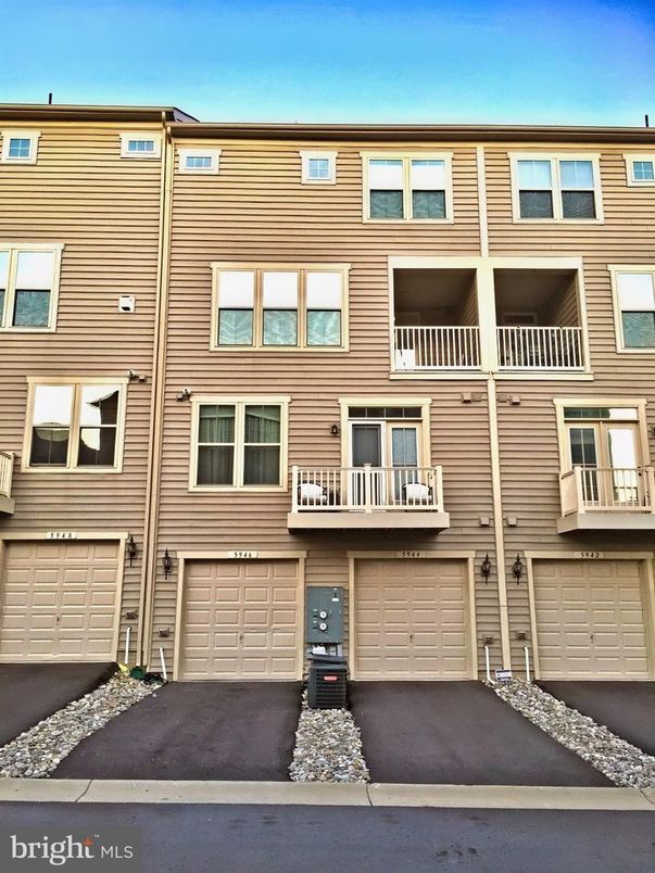 Attached, Exterior, Facade, Rowhouse