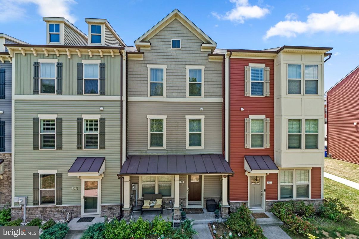 Exterior, Facade, Rowhouse