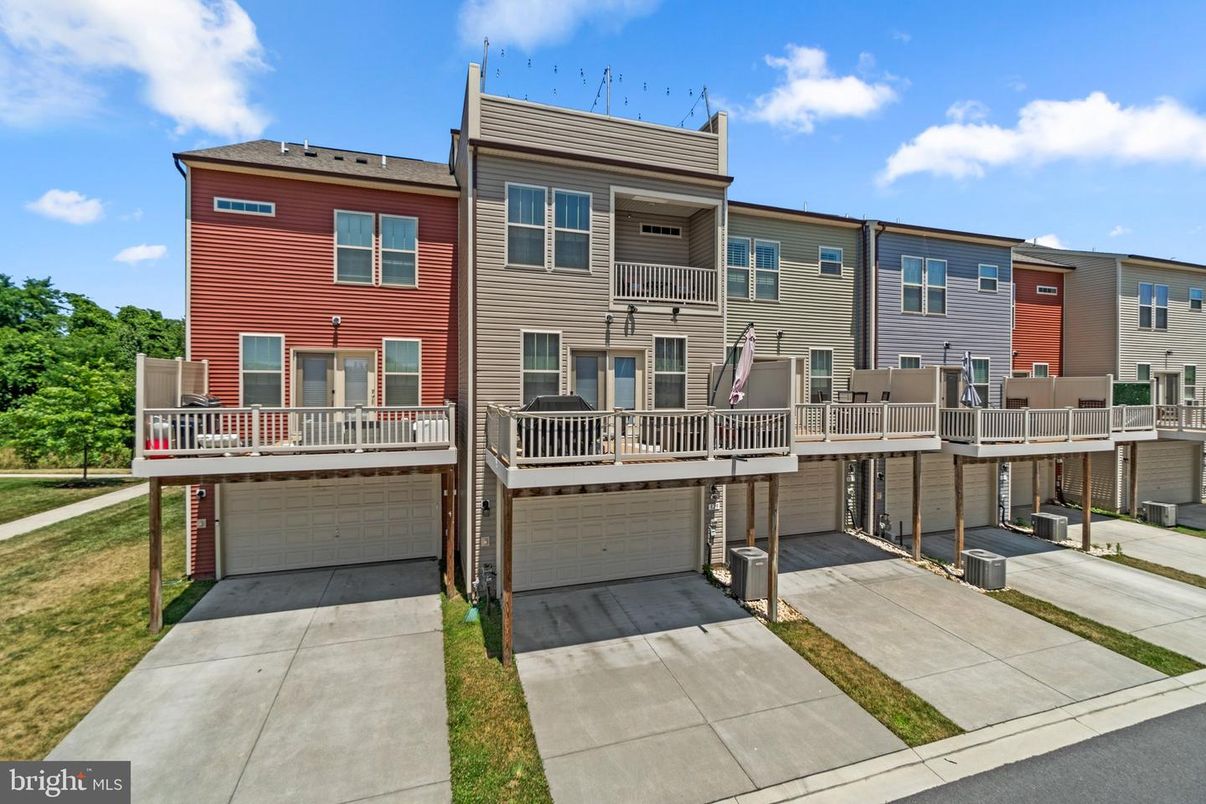 Attached, Exterior, Facade, Rowhouse