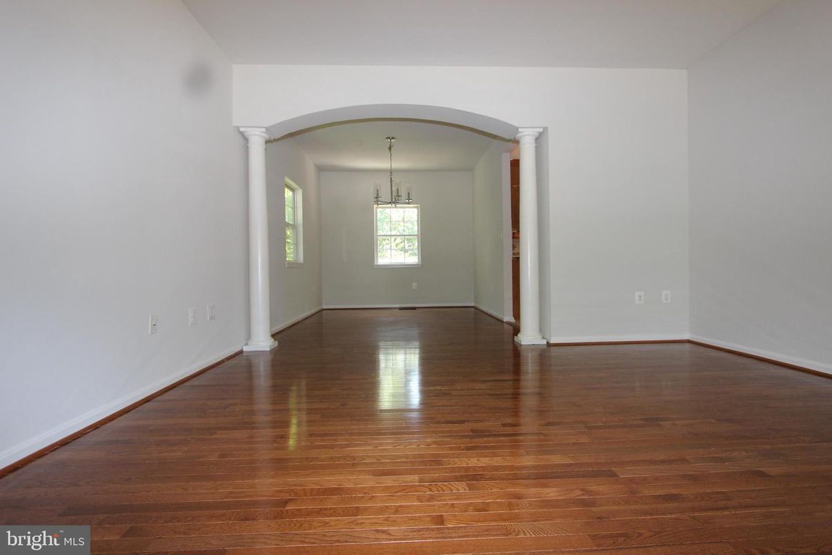 Empty room, Interior, Pendant Lights, Wood Texture Flooring
