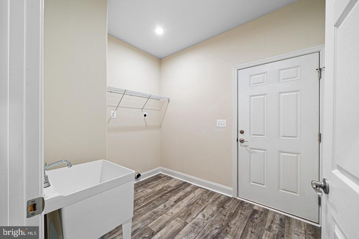 Interior, Recessed Lighting, Walk-in Closets, Wood Texture Flooring