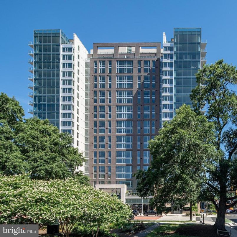 Exterior, Facade, Highrise
