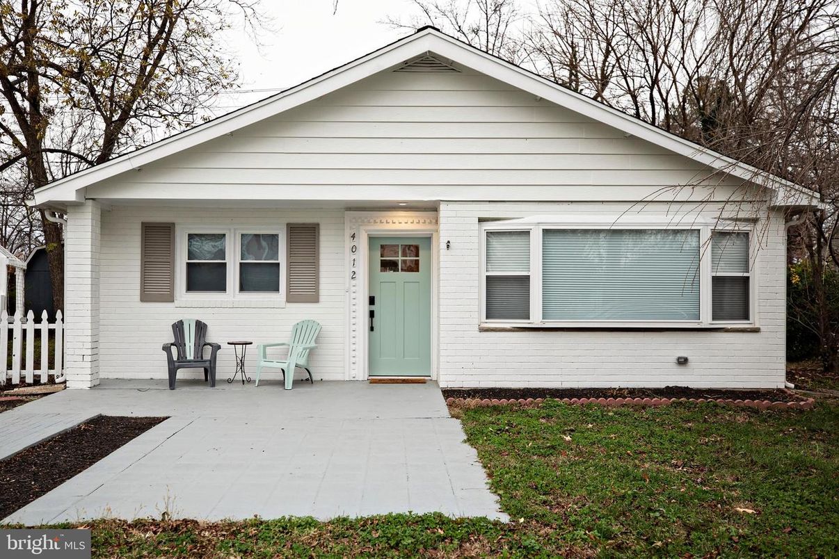 Exterior, Facade, Ranch