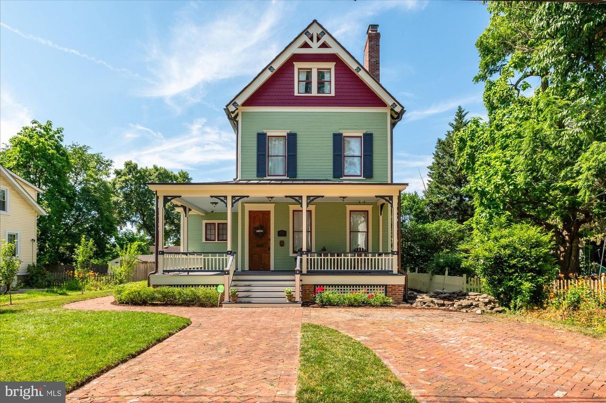 Exterior, Facade, Queen Anne Victorian