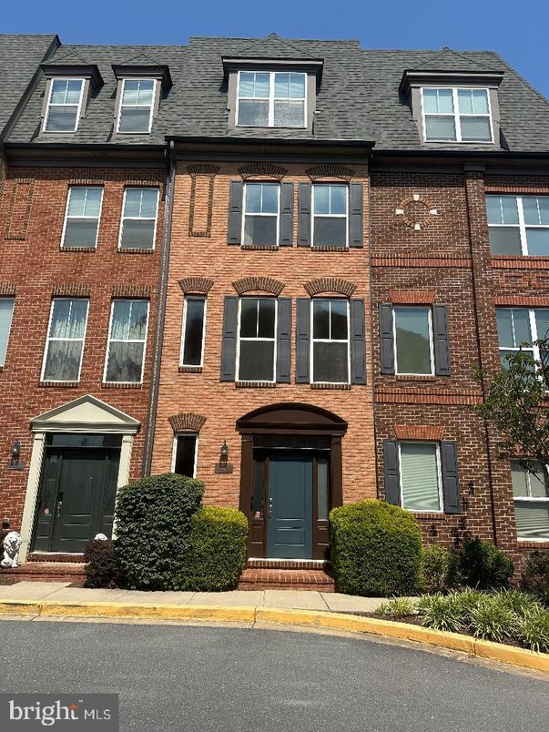 Exterior, Facade, Brick Facade, Rowhouse