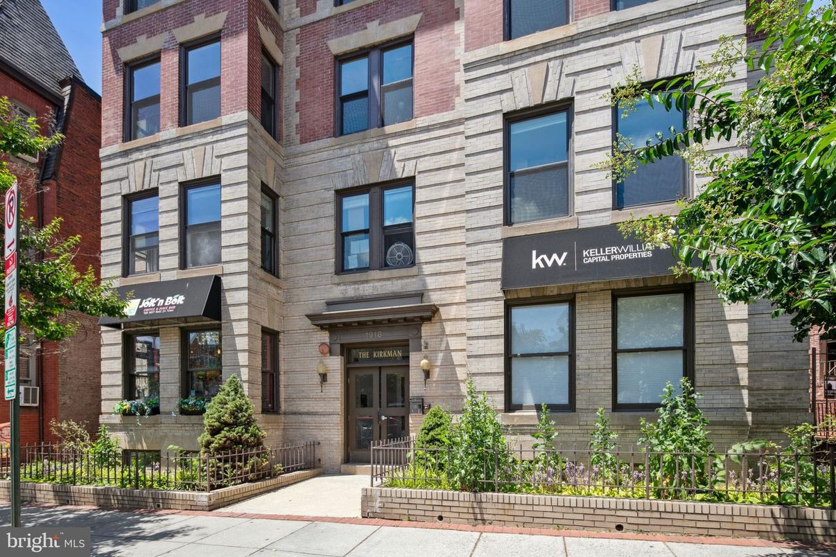 Exterior, Facade, Brick Facade, Rowhouse