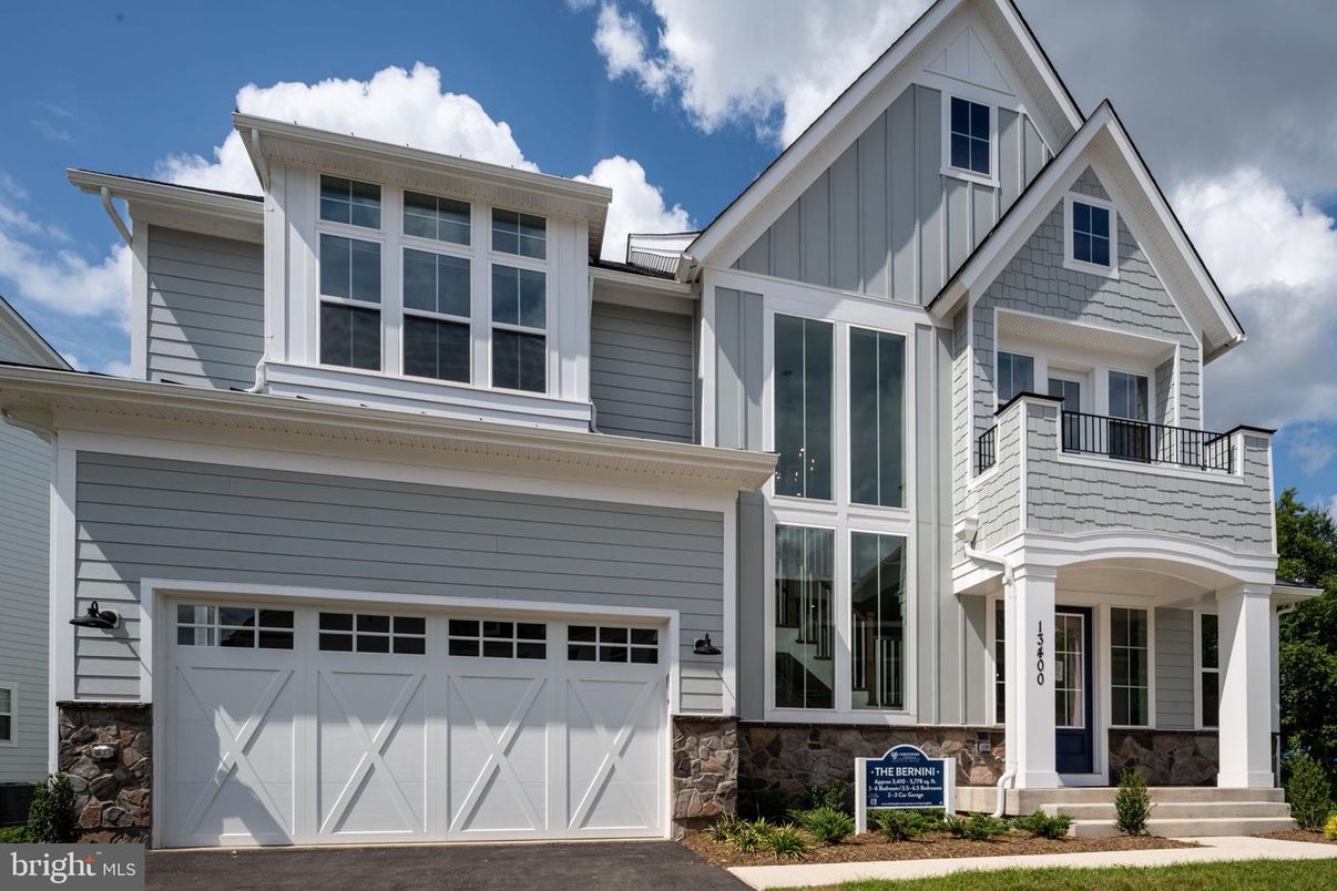 Attached, Exterior, Facade, Farmhouse