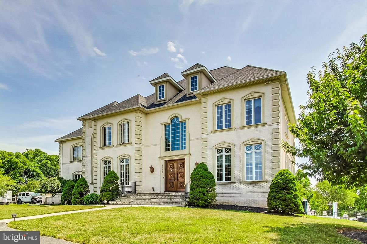 Exterior, Facade, French Provincial
