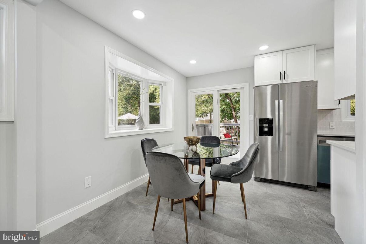 Dining room, Interior, Kitchen, Recessed Lighting, Stainless Steel Appliances
