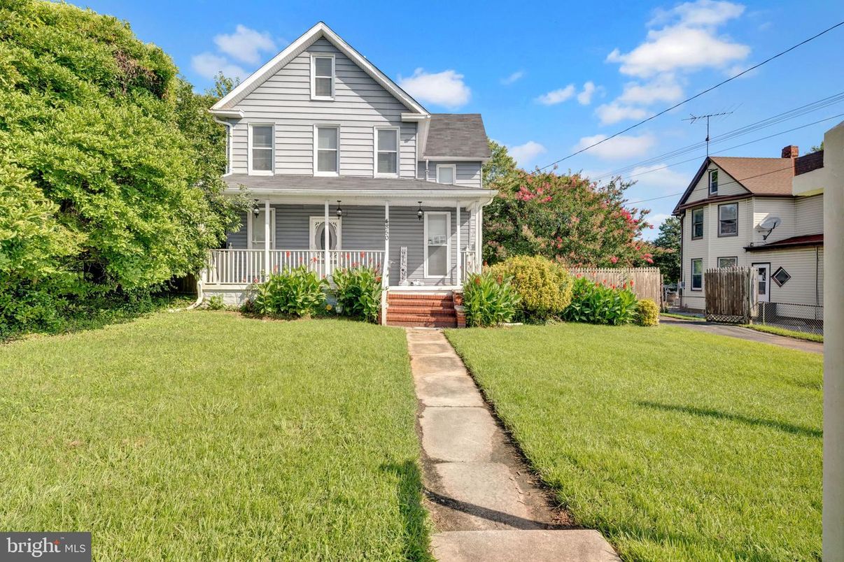 Backyard, Exterior, Facade, Queen Anne Victorian