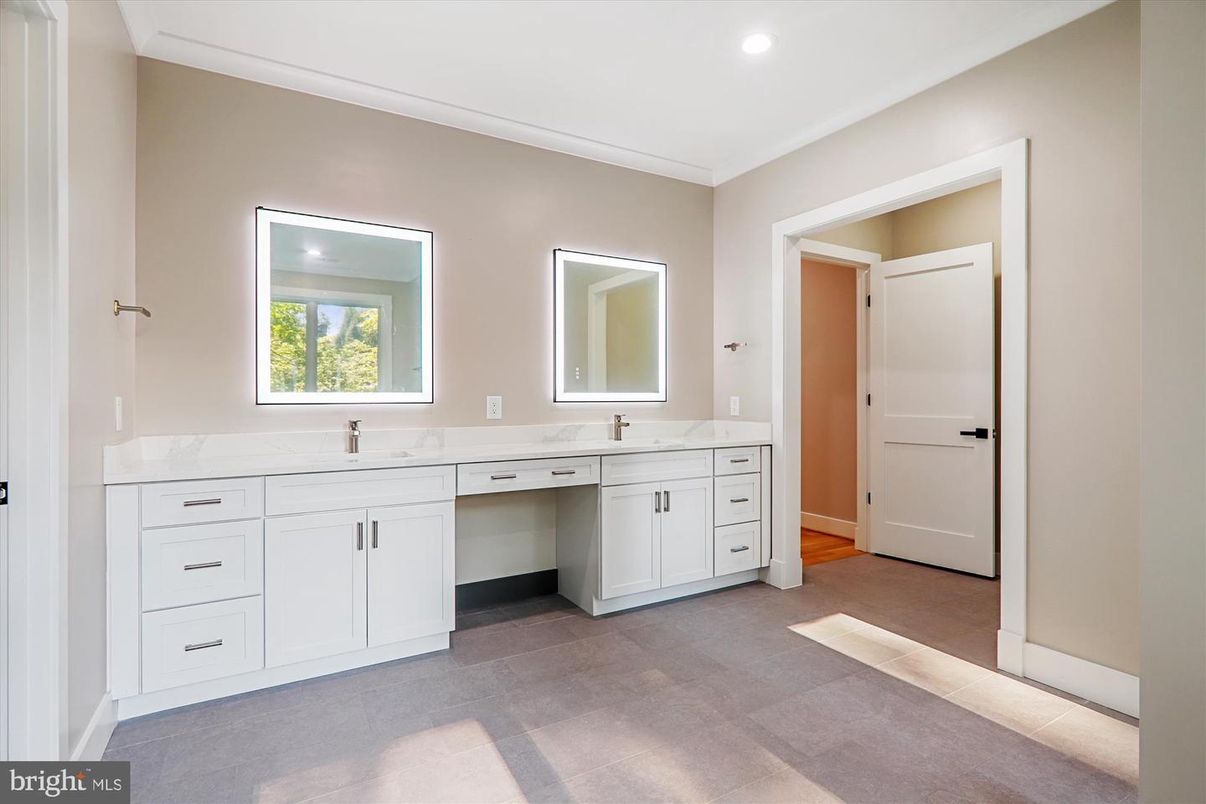 Bathroom, Dual Sink Vanities, Interior, Recessed Lighting