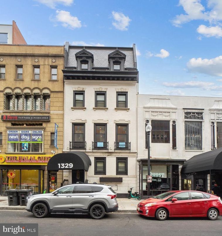 Exterior, Facade, Rowhouse