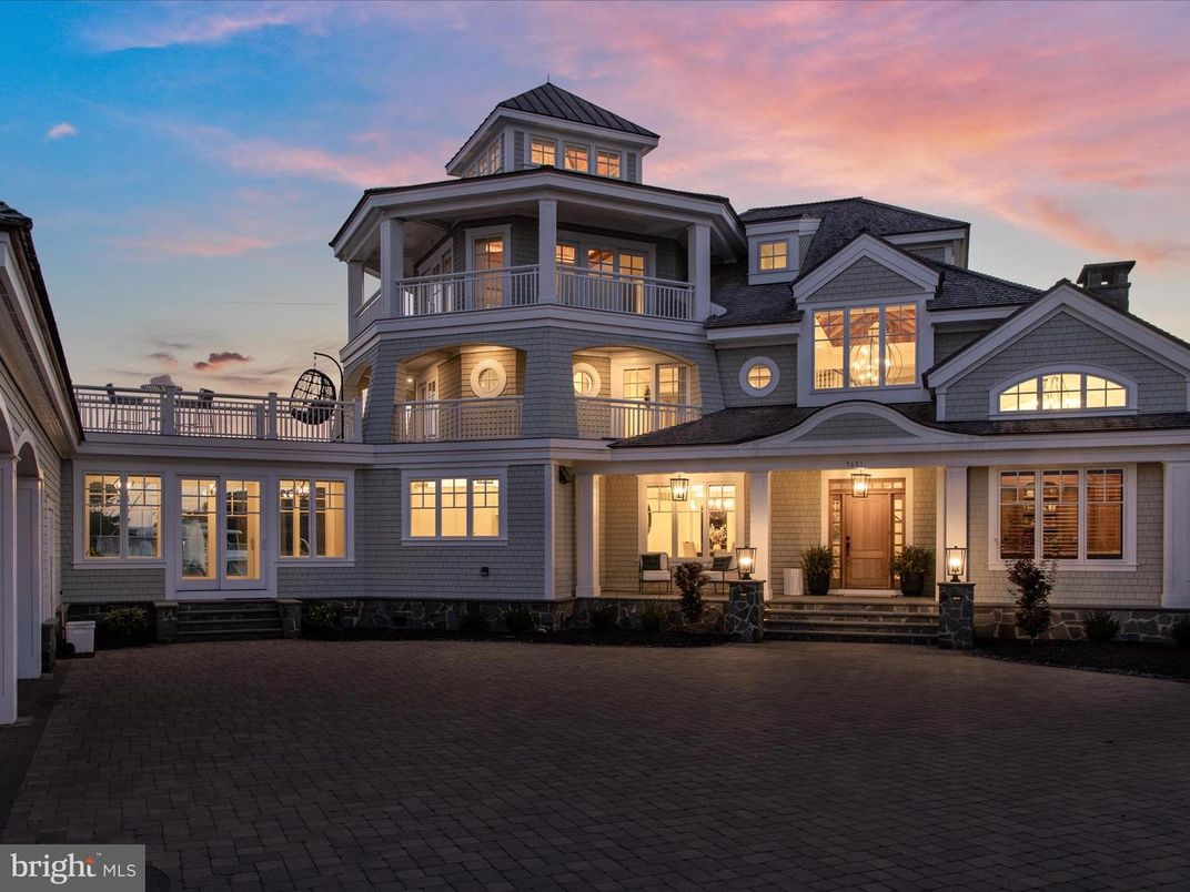Exterior, Facade, Queen Anne Victorian