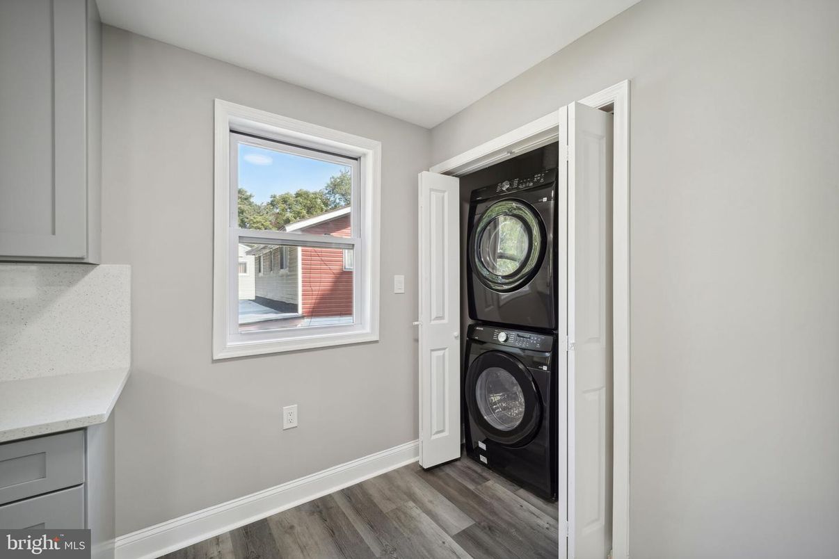 Interior, Utility Closets, Washer, Wood Texture Flooring